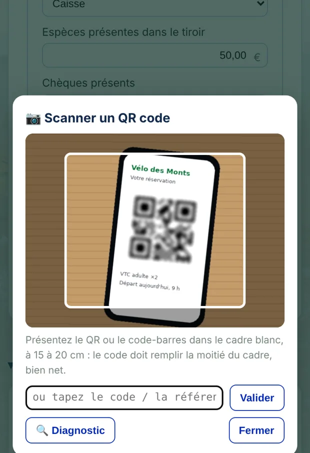 Le contrôle à l'entrée sur téléphone : la caméra ouverte lit le QR présenté par le client, entrée ou sortie en un geste (capture réelle de la démonstration Vélo des Monts)