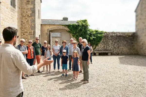 Guide accueillant un groupe de visiteurs dans la cour d'un monument