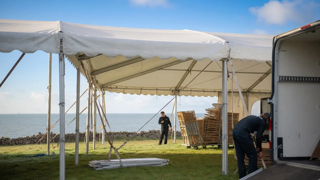 Montage d'un barnum et chargement d'un camion de location de matériel événementiel