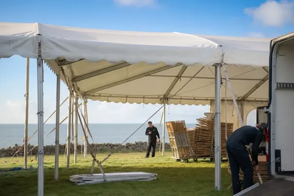 Montage d'un barnum et chargement d'un camion de location de matériel événementiel