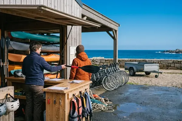 Comptoir d'une base de location : remise de pagaie, vélos et remorque prêts