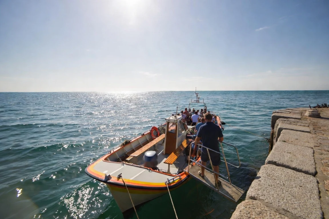 Bateau de sortie en mer amarré au quai, passagers à bord